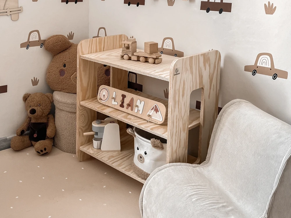 Étagère pour enfants en bois avec trois tablettes fabriquée en contreplaqué de pin dans une chambre d’enfant