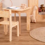 Set per bambini in legno composto da tavolo e sedia realizzati in compensato di pino