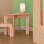 Set per bambini in legno composto da tavolo e sedia realizzati in compensato di pino