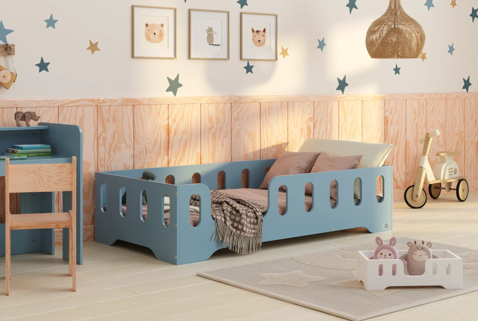 Letto per bambini Tila 2 blu con sponde traforate in cameretta con scrivania e giochi