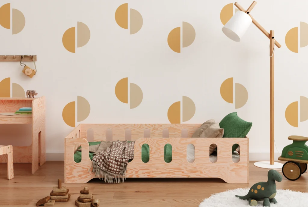 Letto in legno realizzato in compensato di pino color legno naturale con accesso sul lato sinistro