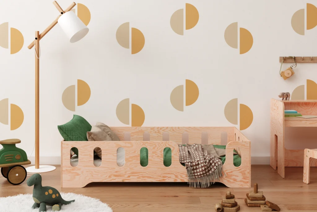 Letto in legno realizzato in compensato di pino color legno naturale con accesso sul lato destro