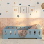 Letto in legno realizzato in compensato di pino di colore blu con un'apertura centrale
