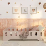 Letto in legno realizzato in compensato di pino color cashmere con ingresso centrale