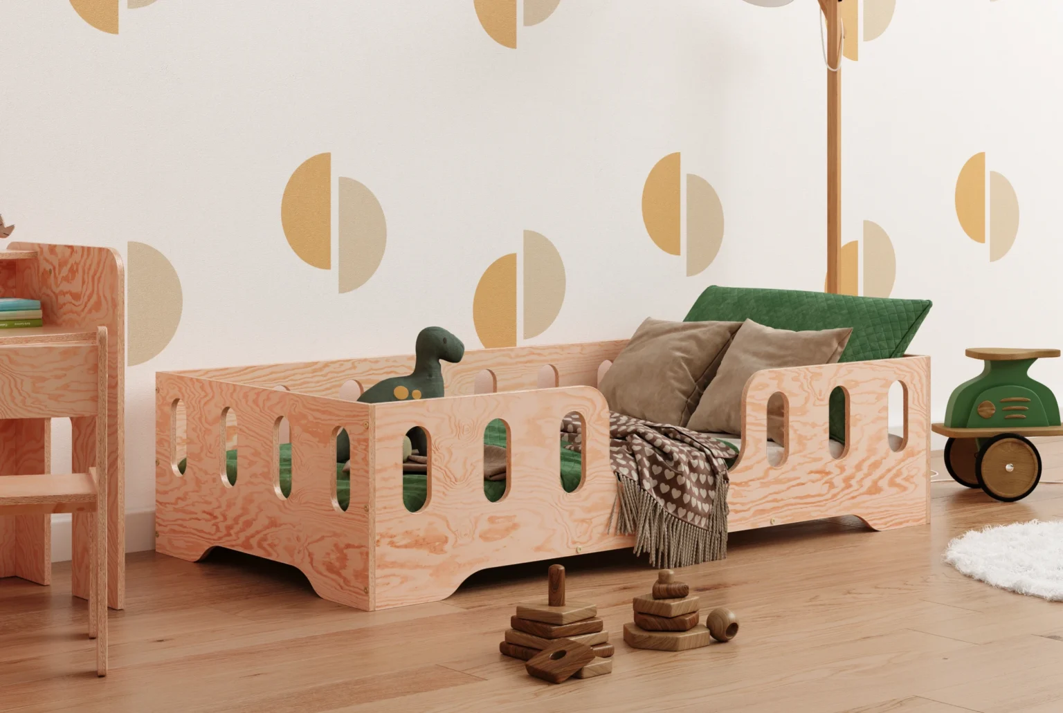Letto per bambini Tila 2 in compensato di pino naturale con sponde traforate in cameretta