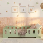 Letto in legno realizzato in compensato di pino di colore verde con un'apertura centrale