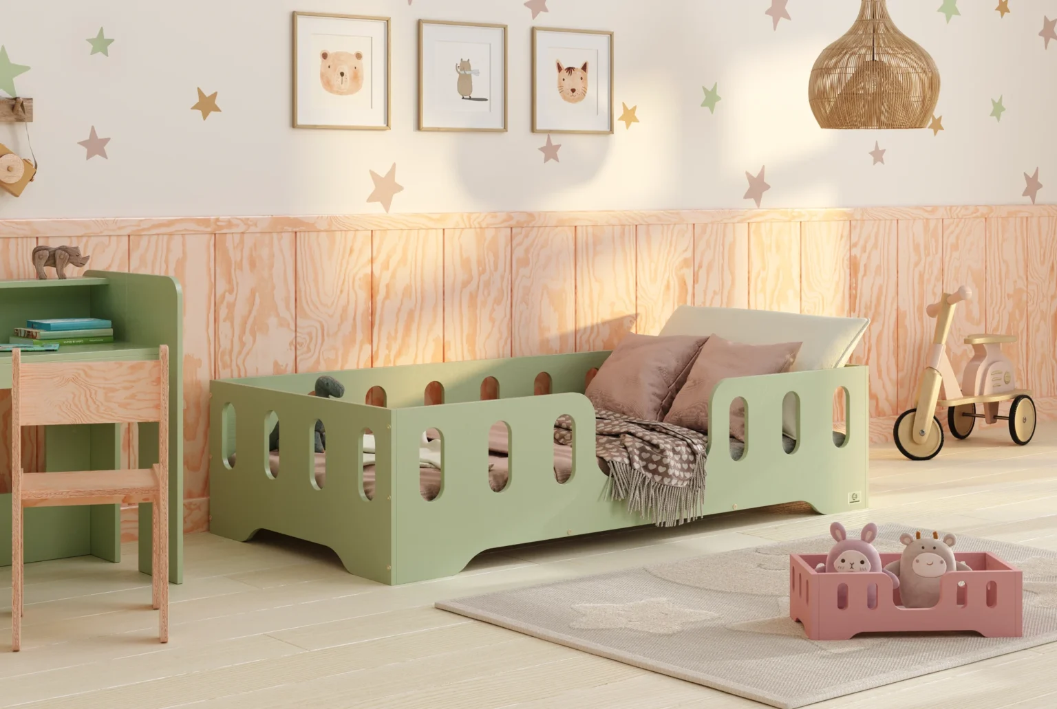 Letto per bambini Tila 2 verde con ingresso centrale e sponde traforate in cameretta stellata