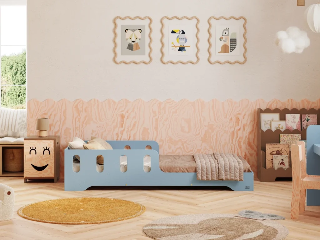 Lit en bois fabriqué en contreplaqué de pin couleur bleu avec une barrière à ouvertures