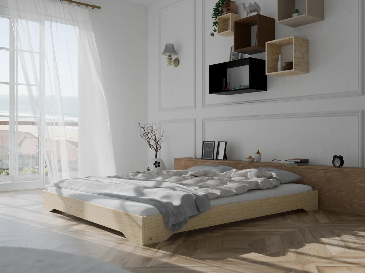 Letto TILA 7 XL in legno naturale, struttura bassa senza barriere, biancheria grigia in una camera luminosa.