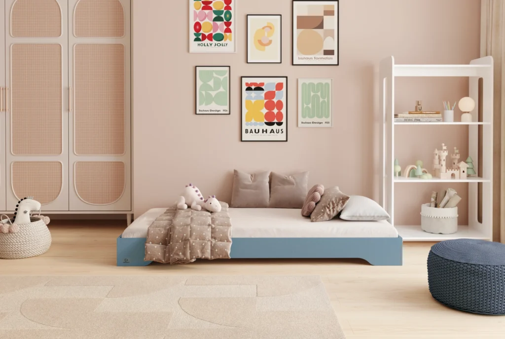 Lit enfant en bois sans barrières fabriqué en contreplaqué de pin couleur bleu