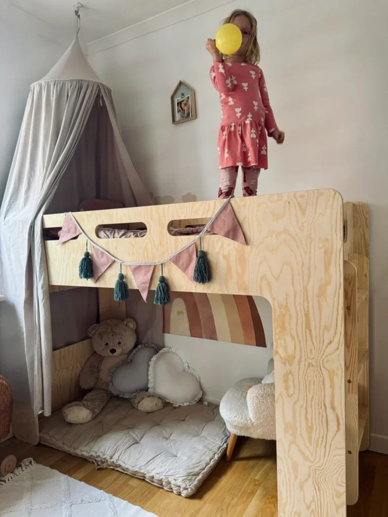 Lit mezzanine en bois fabriqué en contreplaqué de pin couleur bois naturel