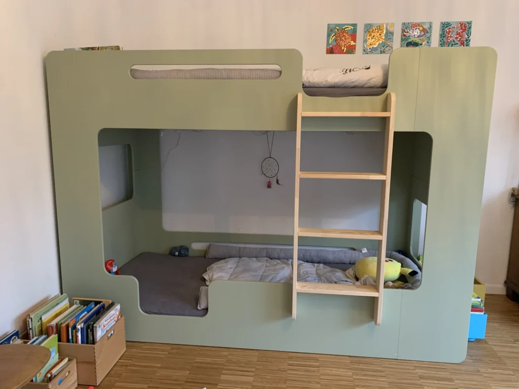 Lit superposé en bois fabriqué en contreplaqué de pin couleur vert avec une échelle sur le côté droit