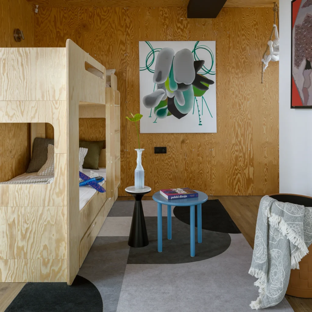 Lit superposé en bois fabriqué en contreplaqué de pin couleur naturel avec échelle à droite et tiroir coulissant