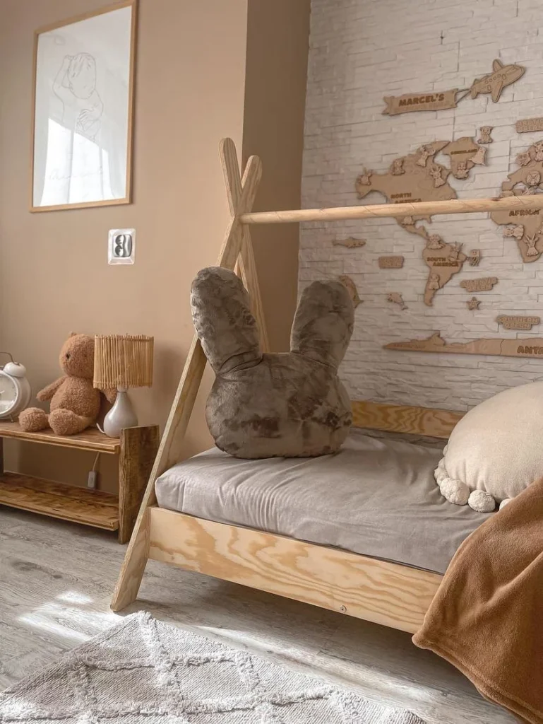 Lit en bois de style tipi fabriqué en contreplaqué de pin dans une chambre d’enfant décorée