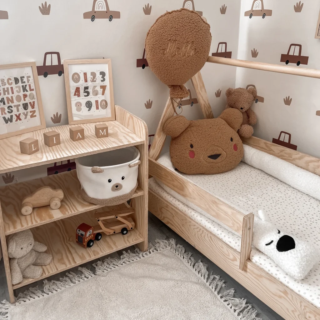 Lit en bois de style tipi fabriqué en contreplaqué de pin dans une chambre d’enfant décorée