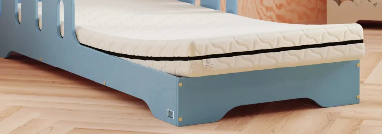Materasso in schiuma su un letto in legno blu