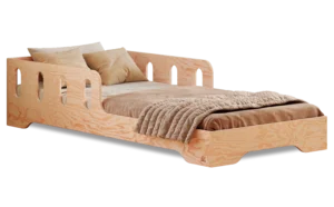 Letto in legno realizzato in compensato di pino color legno naturale con sponda dotata di aperture