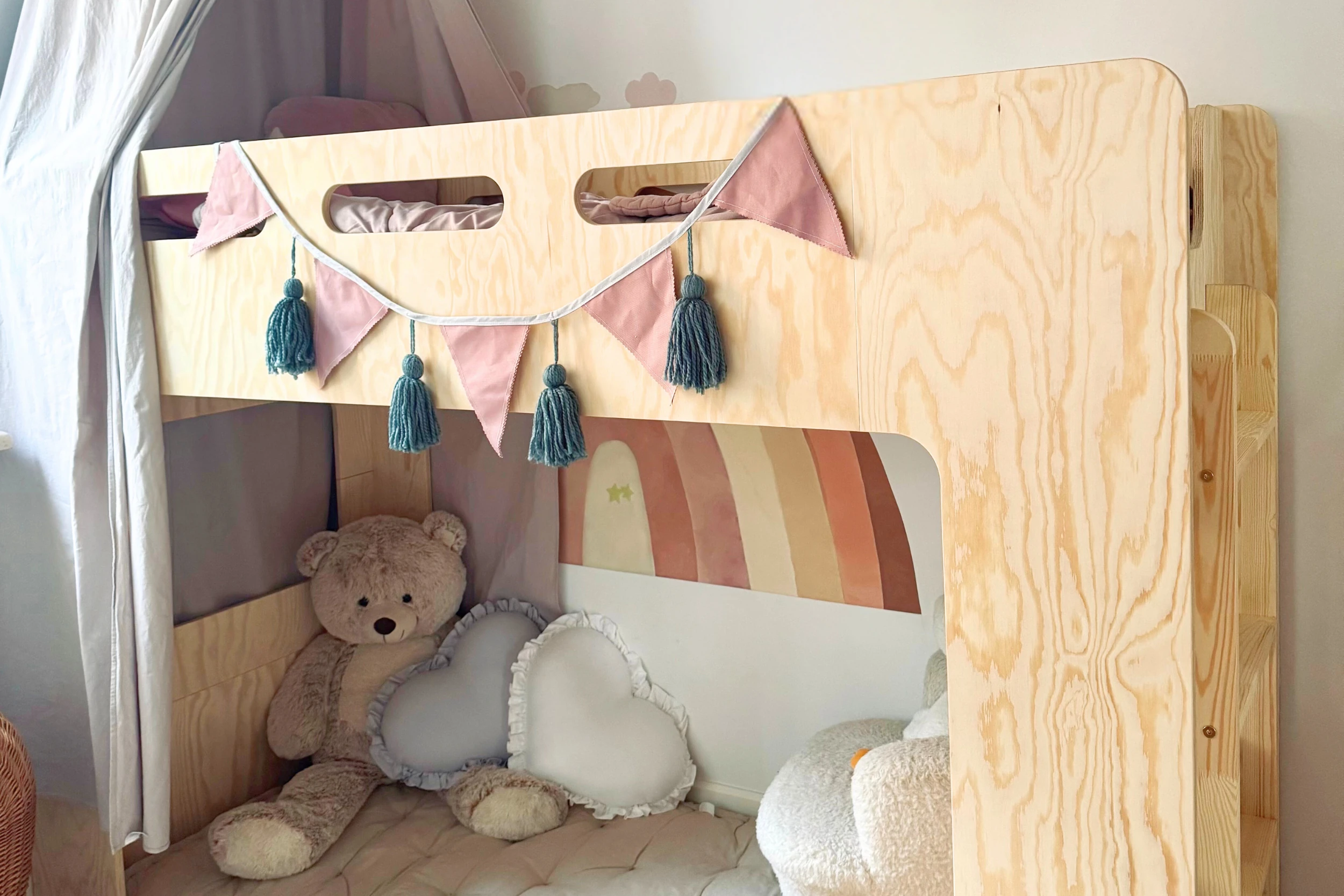 Lit mezzanine enfant en bois avec coin cosy en dessous