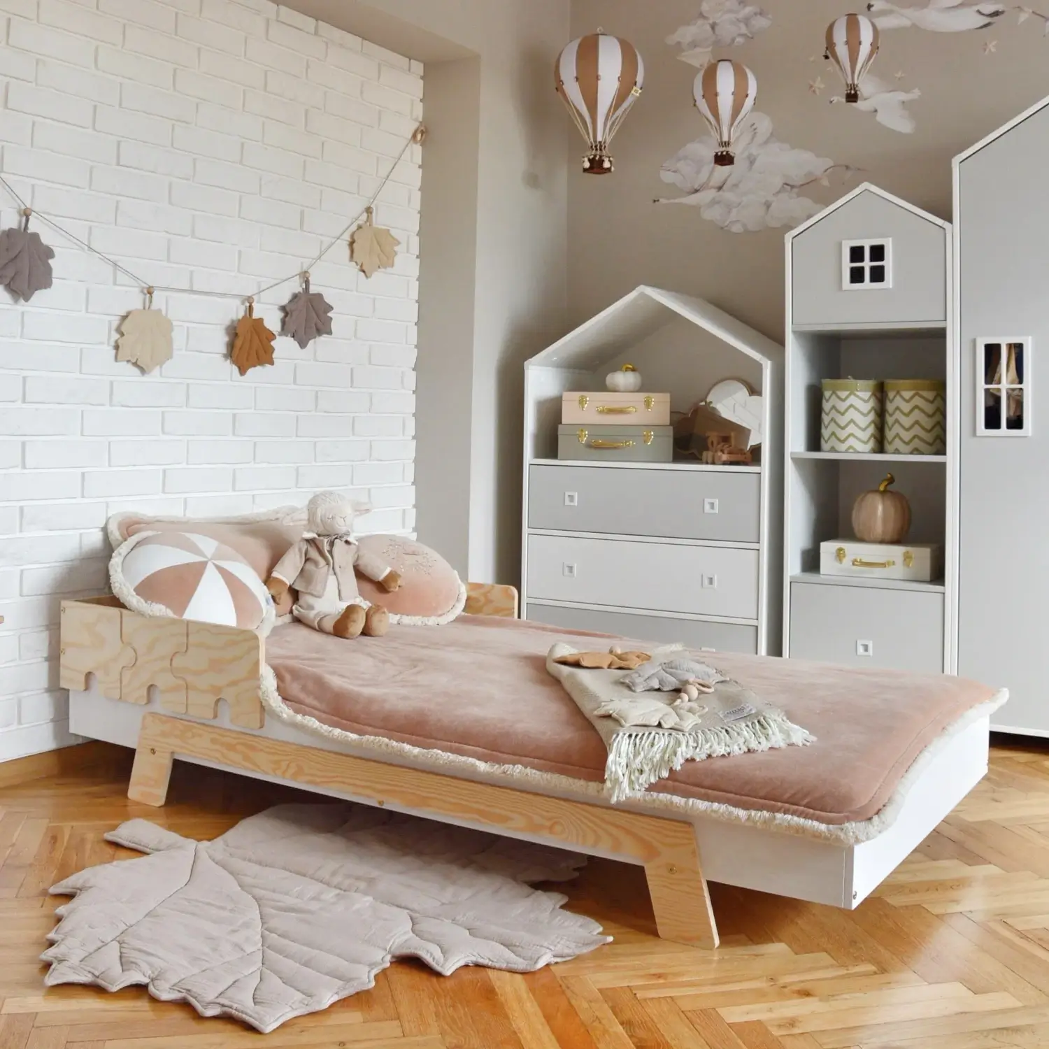 Lit simple enfant en bois avec barrière de sécurité et sommier PUZZLE BR1 Montessori