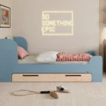 Letto per bambini in legno realizzato in compensato di pino di colore blu con testiera alta e cassetto.