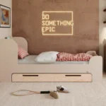 Letto per bambini in legno realizzato in compensato di pino di colore cashmere con testiera alta e cassetto.