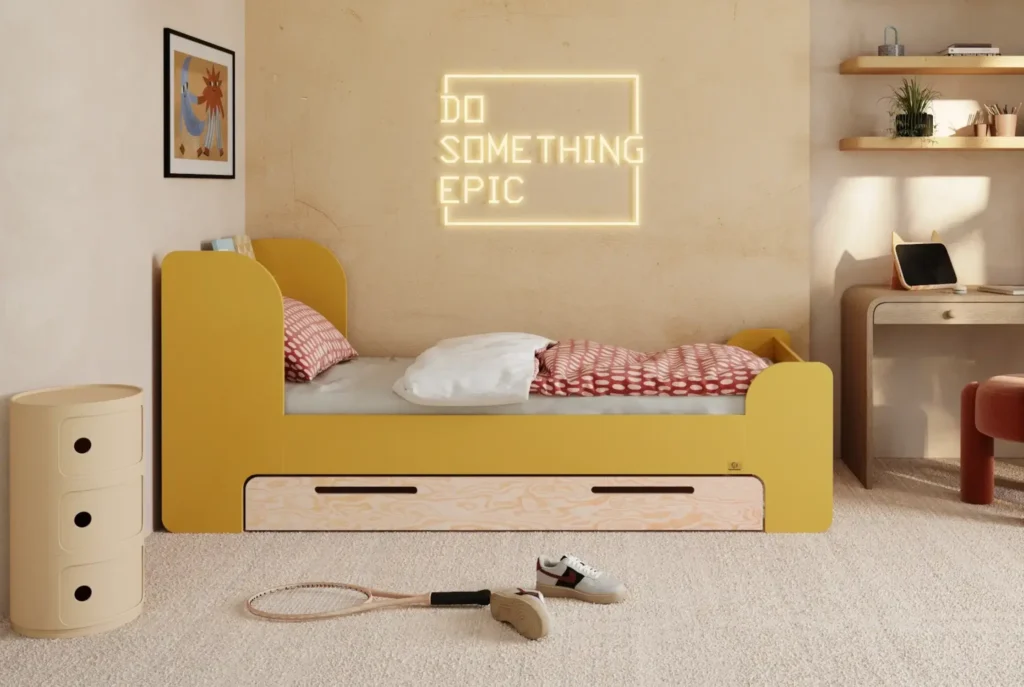 Lit pour enfant en bois fabriqué en contreplaqué de pin de couleur moutarde avec une tête de lit haute et un tiroir