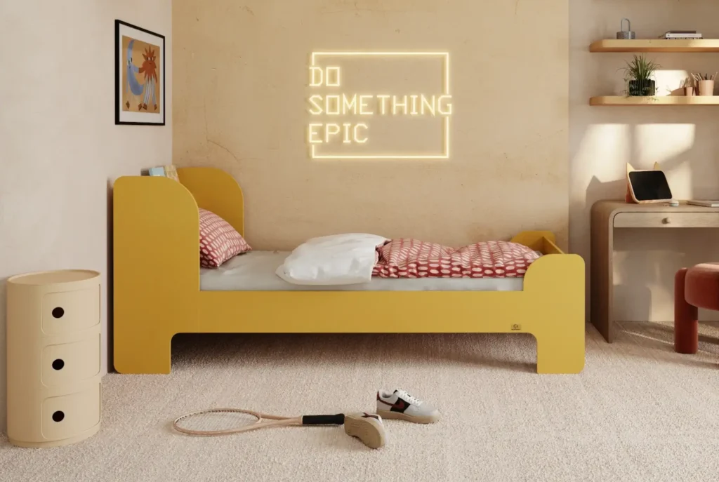 Lit en bois fabriqué en contreplaqué de pin couleur moutarde avec une tête de lit haute