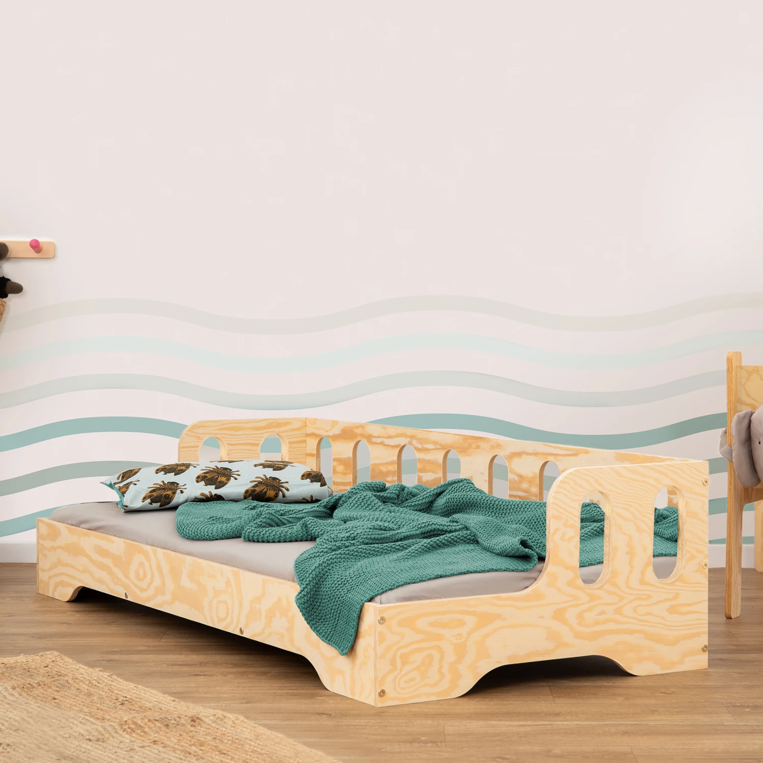 Lit simple en bois pour enfant TILA 1S avec barrière de sécurité et sommier cadre canapé Montessori