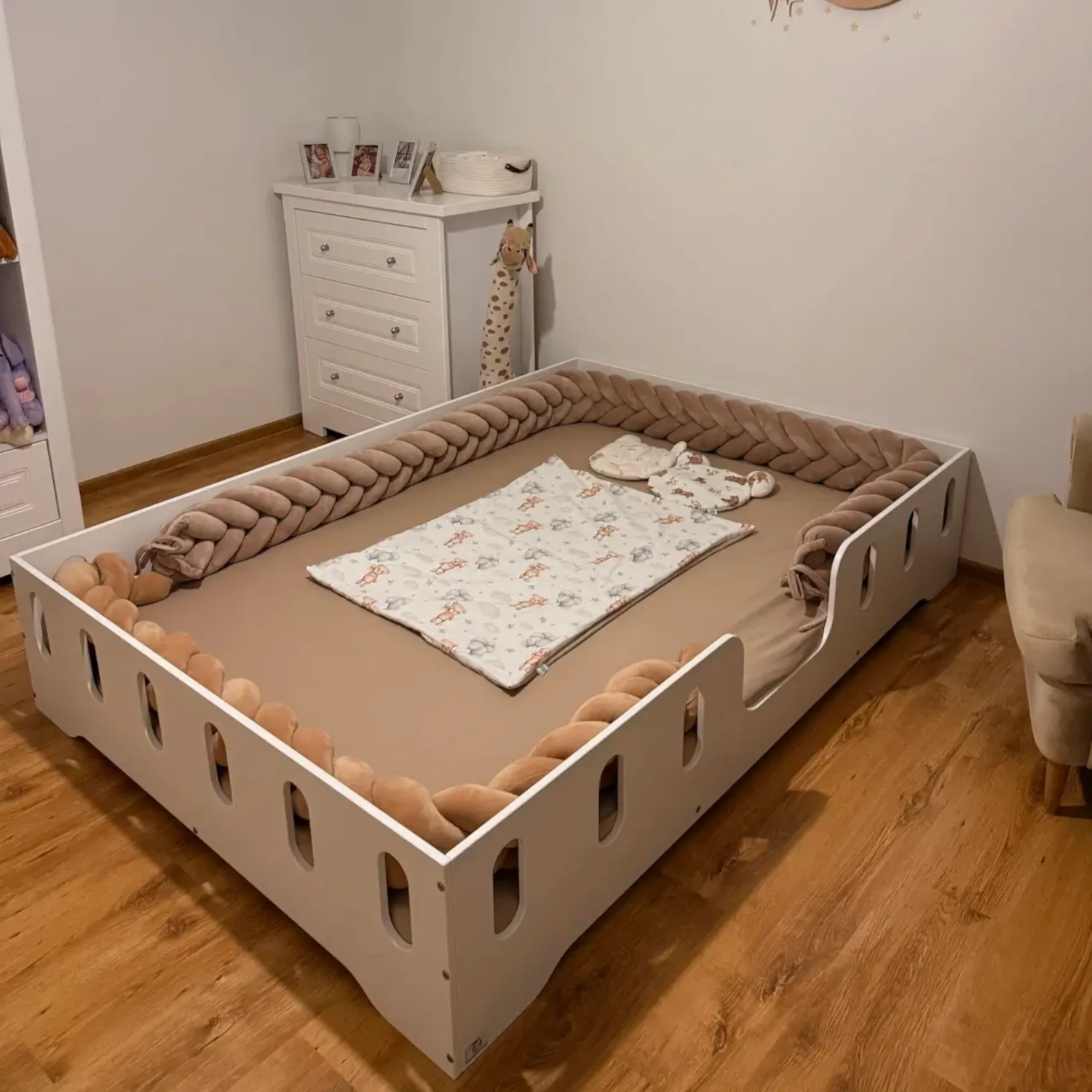 Lit simple en bois pour enfant avec barrière de sécurité et sommier TILA 2 Montessori