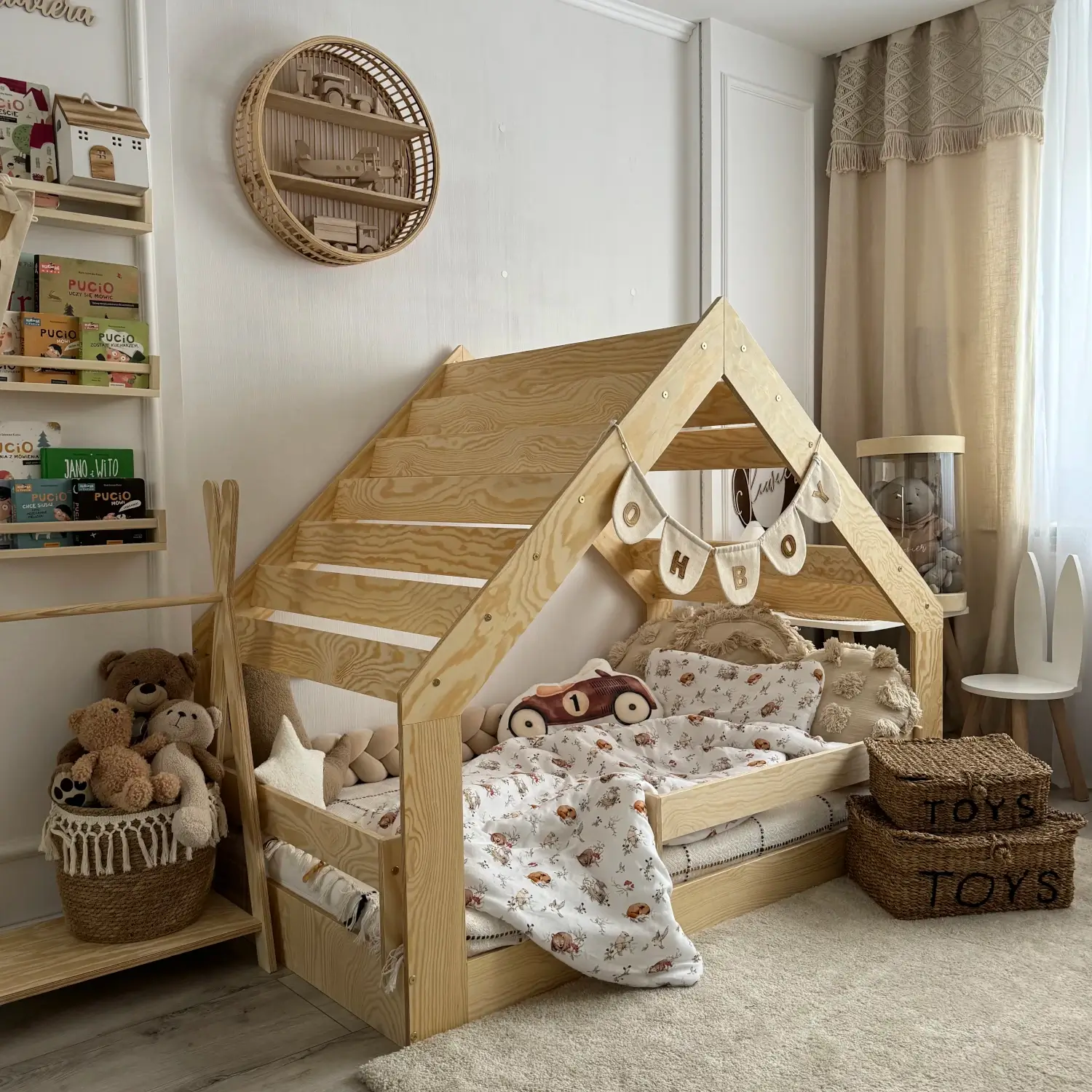 Lit cabane en bois pour enfant structure basse avec sommier MOON G Montessori