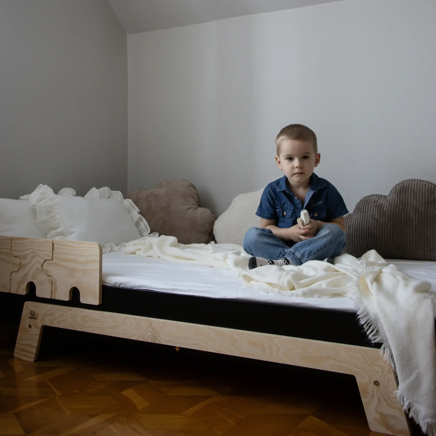 Lit simple enfant en bois avec barrière de sécurité et sommier PUZZLE BR1 Montessori