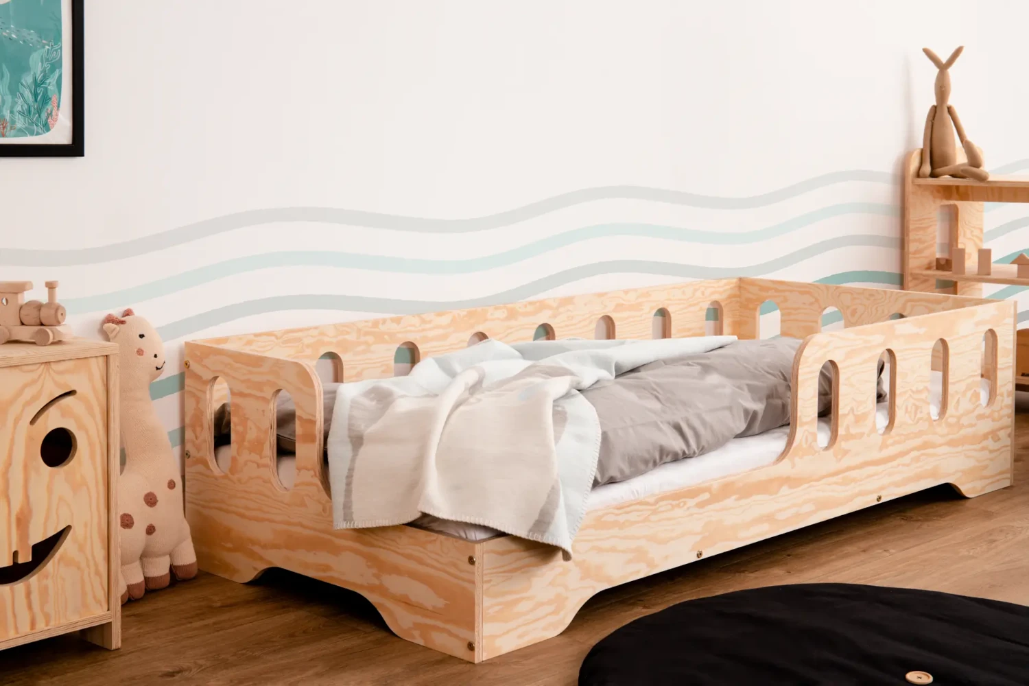Lit simple enfant en bois avec barrière de sécurité et sommier TILA 1 Montessori