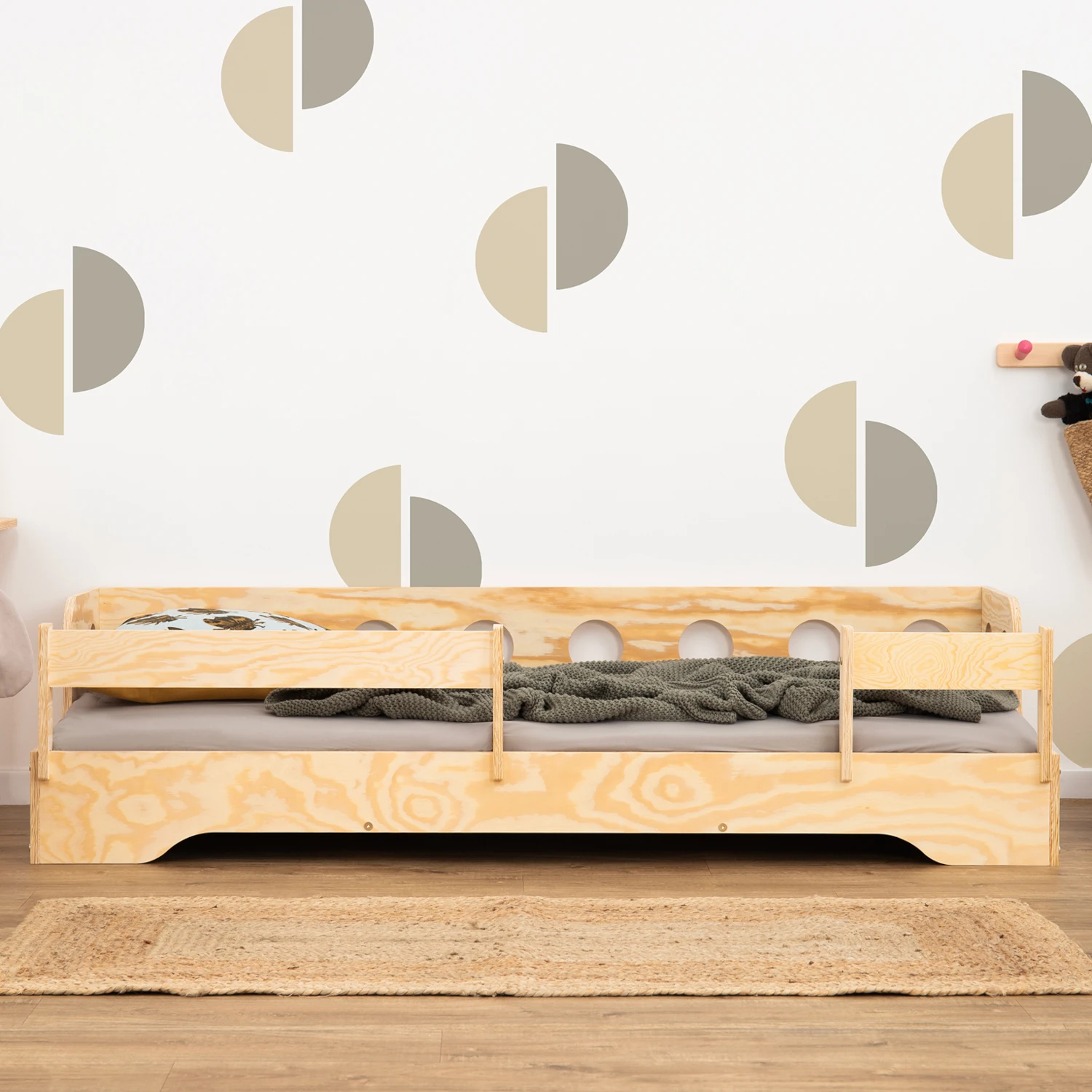 Lit simple en bois pour enfant TILA 5S avec barrière de sécurité et sommier cadre style canapé Montessori