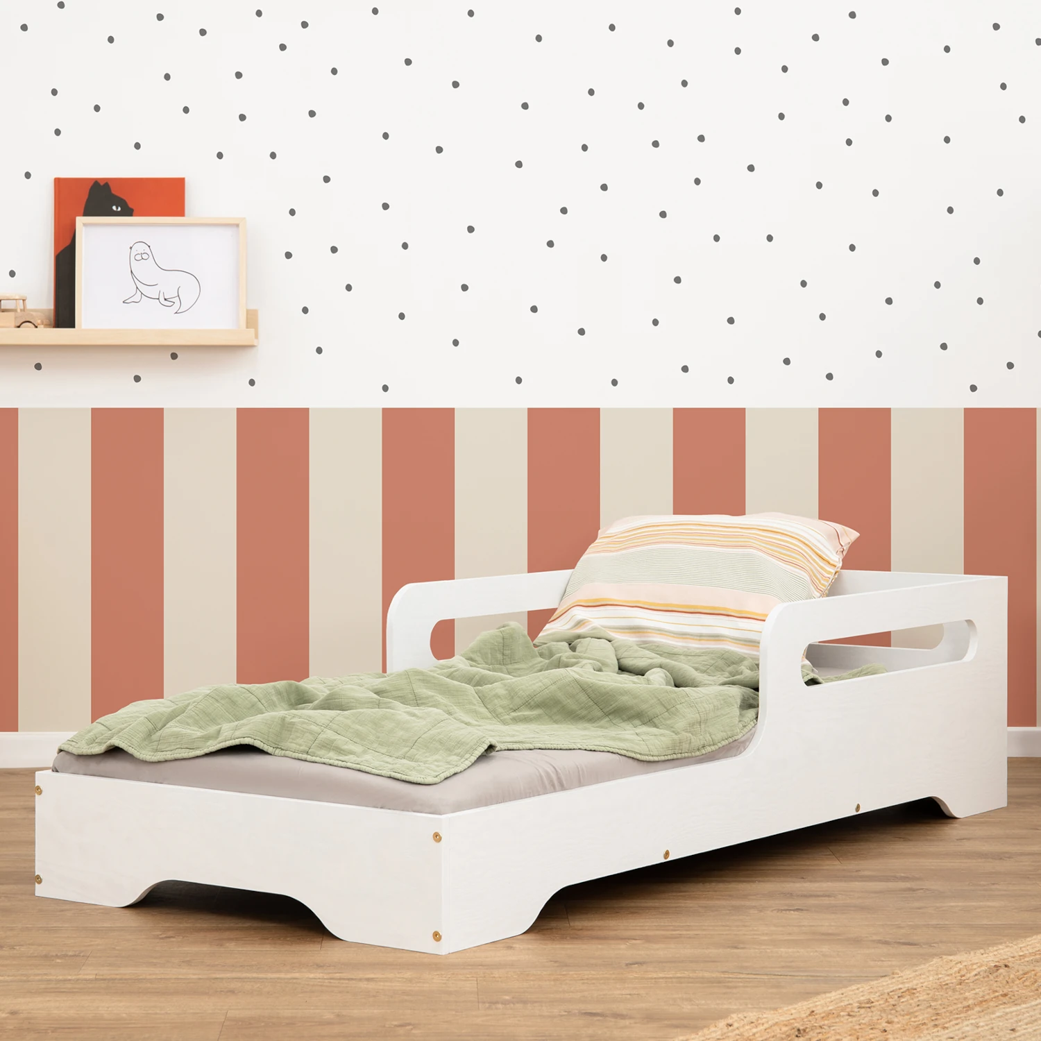 Lit simple en bois pour enfant avec barrière de sécurité et sommier TILA 3 Montessori