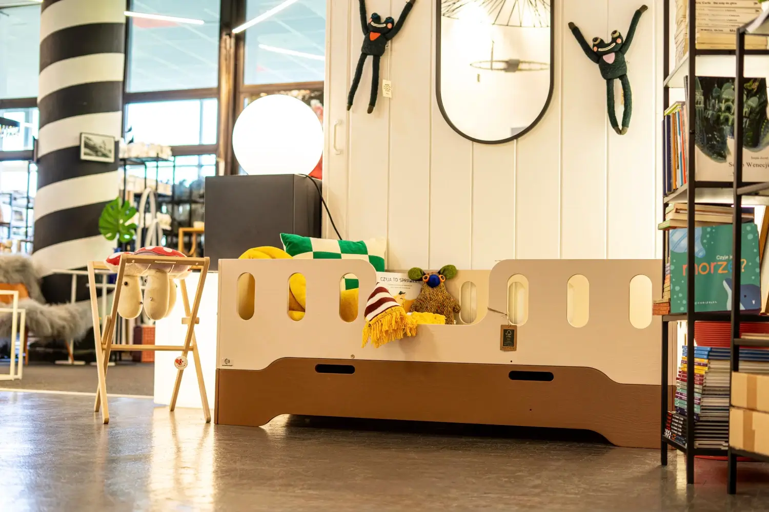 Lit simple en bois pour enfant avec barrière de sécurité et sommier TILA 2 Montessori