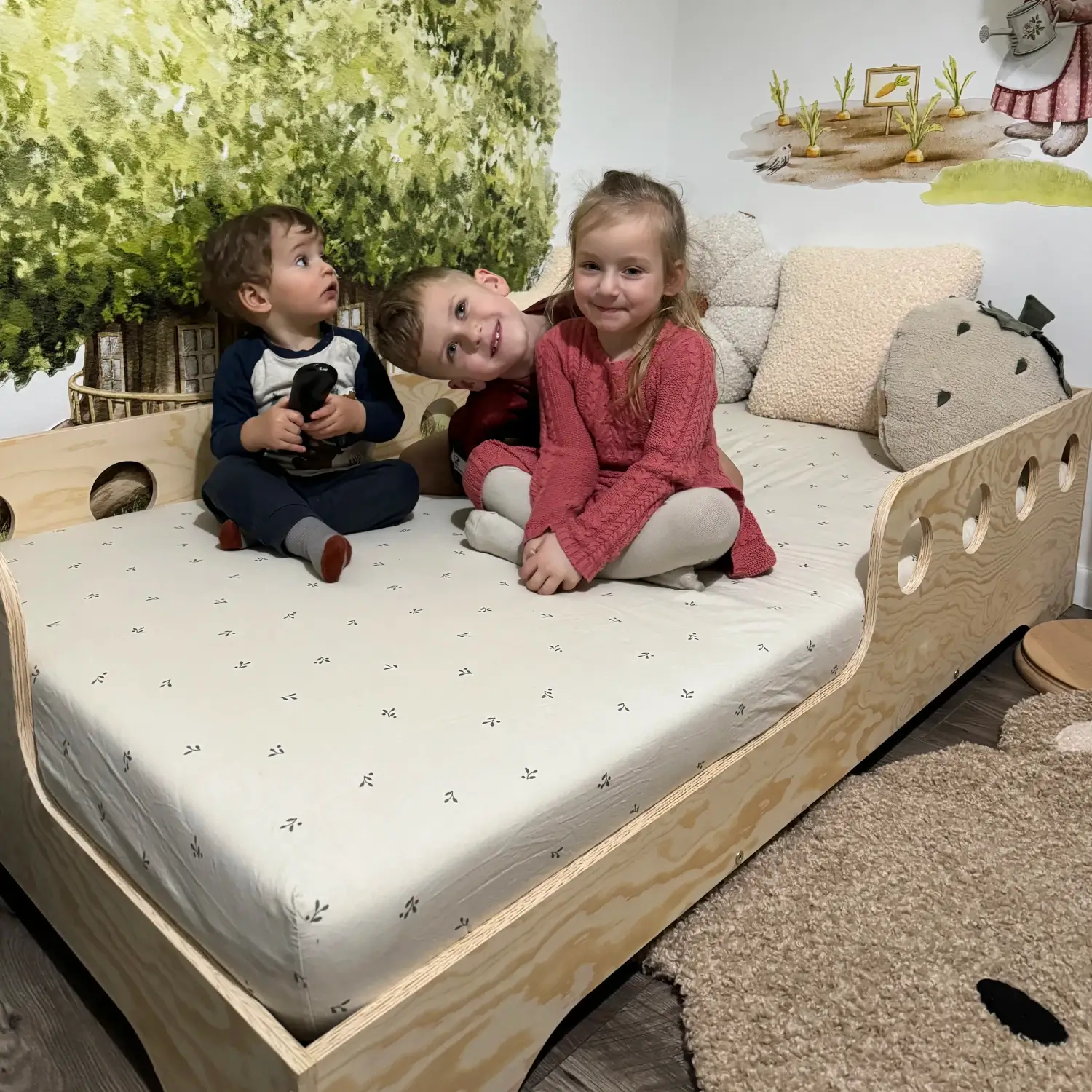 Lit simple enfant en bois avec barrière de sécurité et sommier TILA 5 Montessori