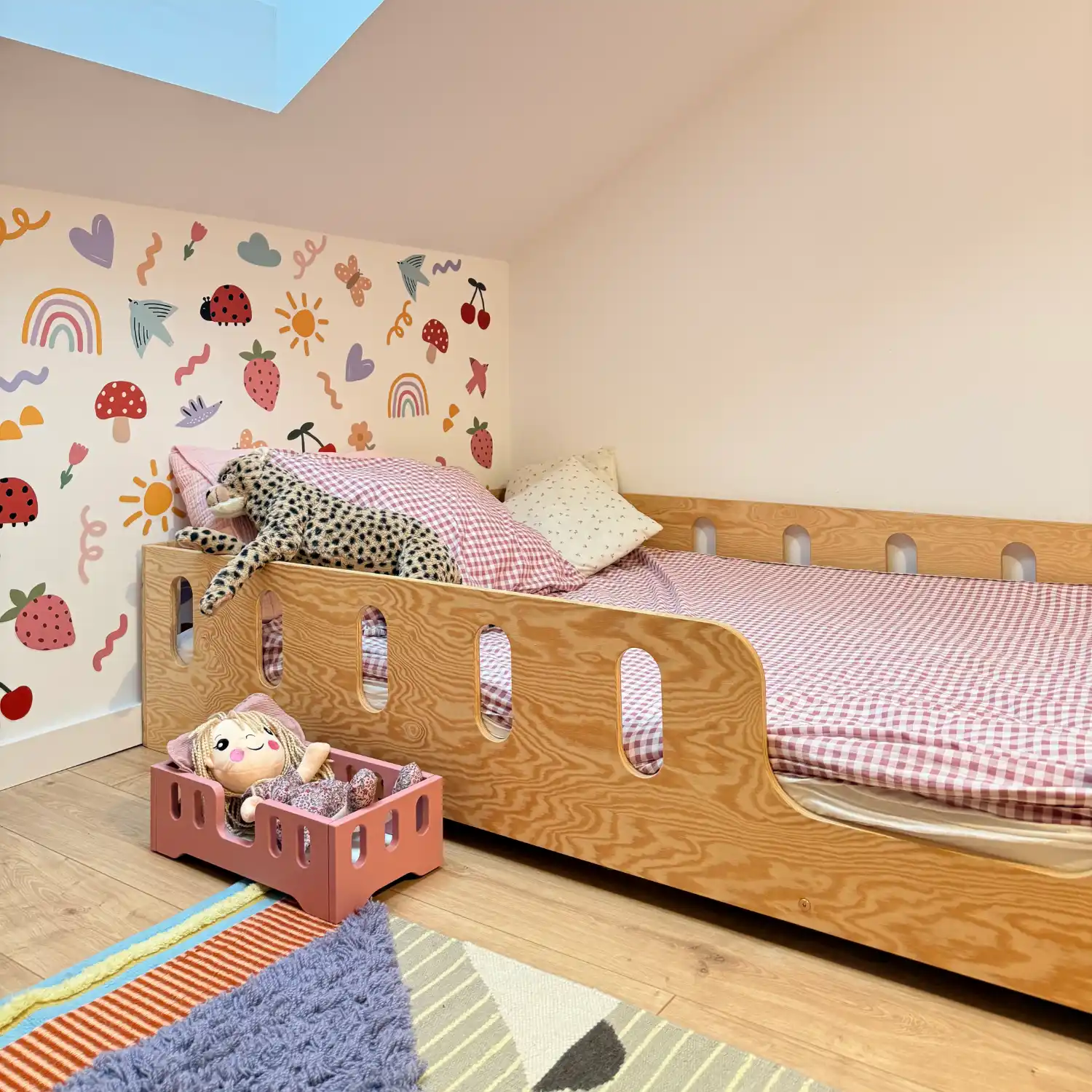 Lit simple en bois pour enfant avec barrière de sécurité et sommier TILA 2 Montessori (2)