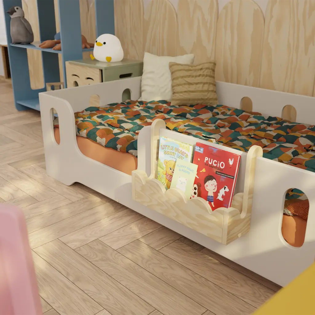 Mensola sospesa in legno naturale per libri per bambini LULI Montessori, montata accanto al letto.