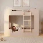 Letto a soppalco MIMI D Smartwood color cashmere in una cameretta accogliente - bambina che dorme nel letto inferiore con scala in legno naturale