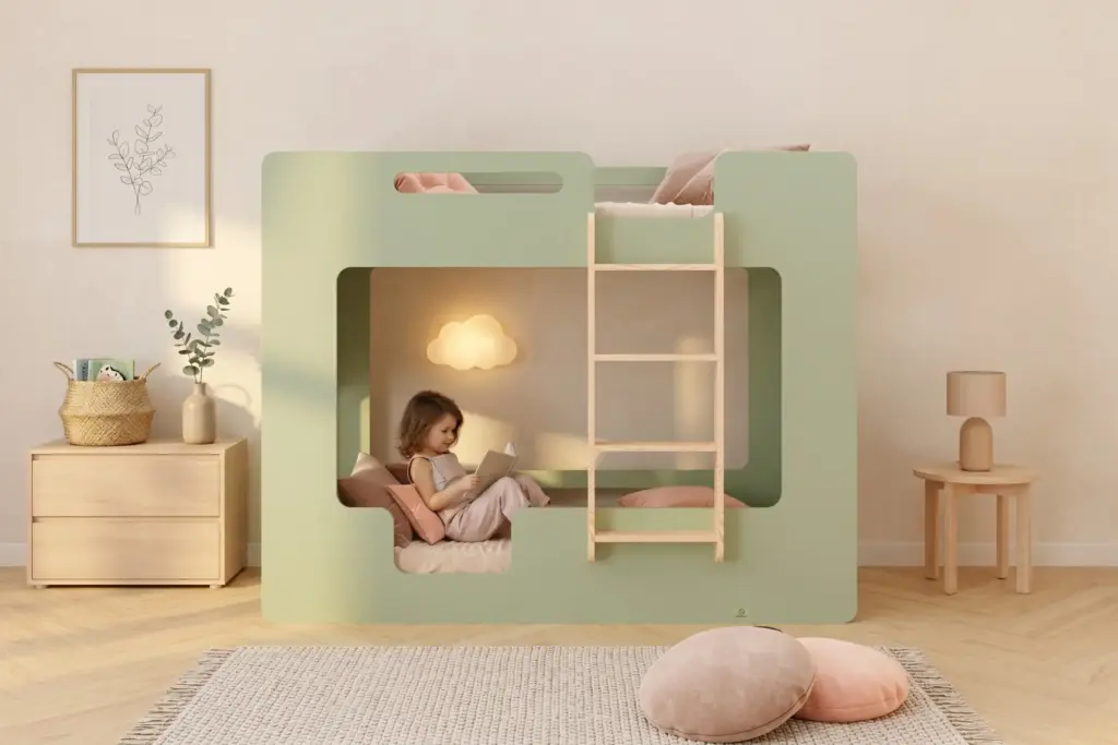 Letto a castello Smartwood MIMI D in legno verde - bambina che legge un libro nel letto inferiore.