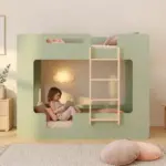 Letto a castello Smartwood MIMI D in legno verde - bambina che legge un libro nel letto inferiore.