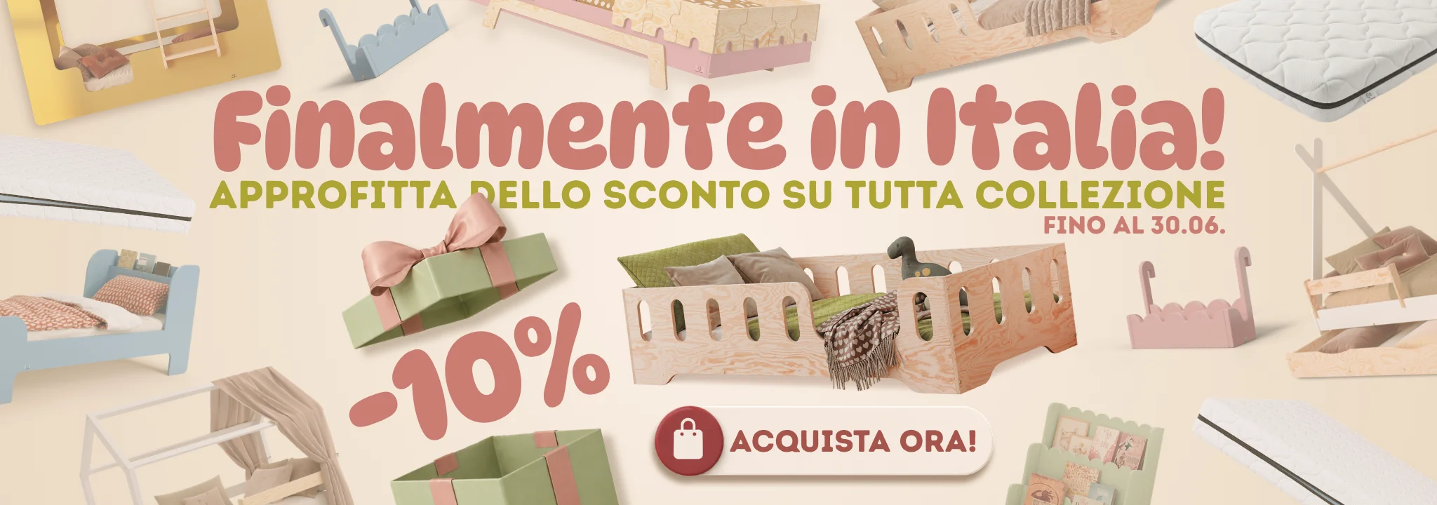 Banner promozionale per la collezione di mobili per bambini con sconto del 10%, testo “Finalmente in Italia!”, “Acquista ora” e prodotti in legno e tessili in tonalità pastello.