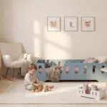 Letto per bambini Montessori TILA 2 color azzurro con sponde ad asole, un bambino gioca con i cubi di legno sul tappeto.