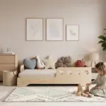 Letto per bambini TILA 5L in legno naturale con sponda, una bambina costruisce una torre di cubi vicino al letto.