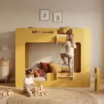 Letto a castello MIMI B giallo per bambini, bambina che sale la scaletta e bambino che gioca con i cubi in una cameretta luminosa.