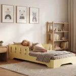 Letto per bambini TILA 6 giallo burro con barriere, bambina che dorme sul materasso in una cameretta chiara e accogliente.