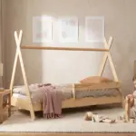 Letto tipi TIPI in legno naturale con sponda, una bambina gioca con i cubi di legno sul tappeto.