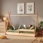 Letto a capanna TIPI F in legno naturale con barriera, bambino che legge un libro tra i cuscini in una cameretta luminosa.