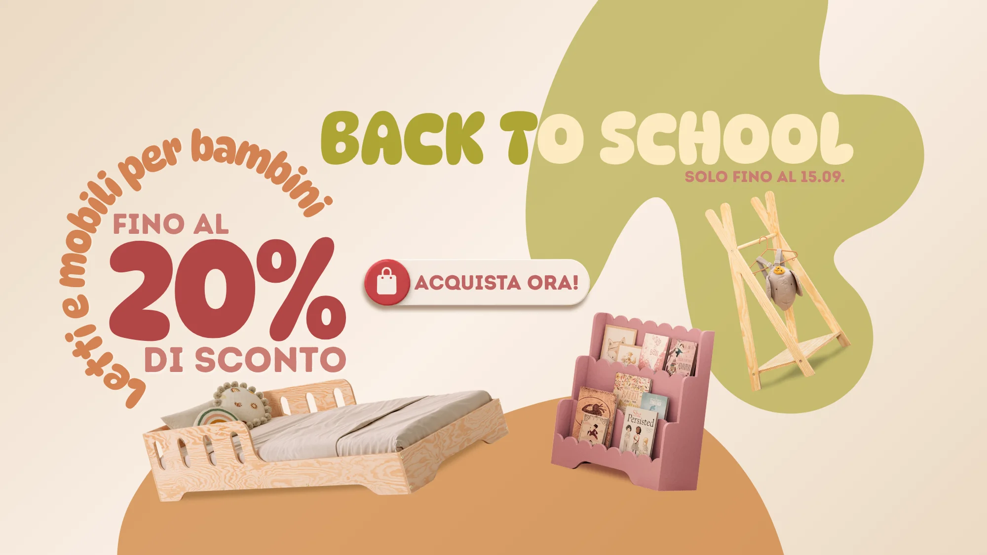 Promozione Back to School su letti e mobili per bambini. Nell’immagine ci sono un letto basso in legno, una libreria rosa con libri e una palestrina con un gioco sospeso. Sconto fino al 20%.