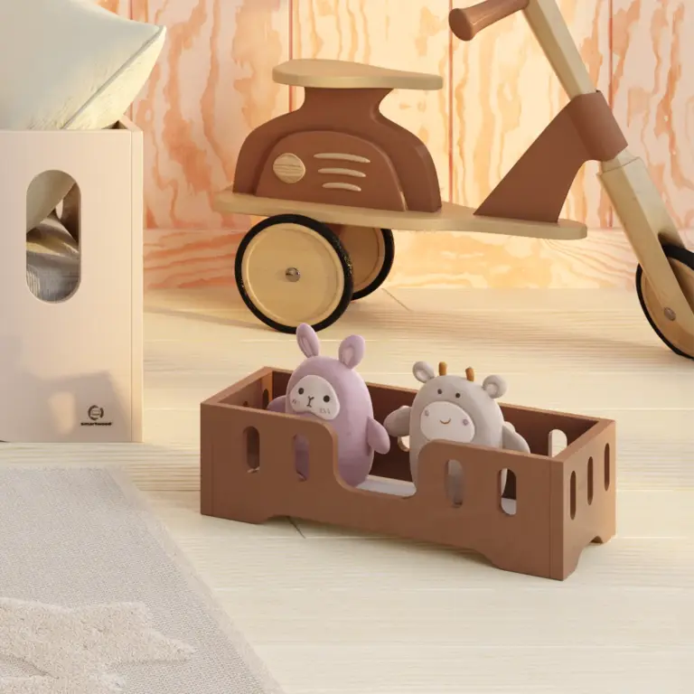 Giocattolo Mini Tila 2 che riproduce il letto per bambini Smartwood Tila 2 color cioccolato, con peluche all’interno.